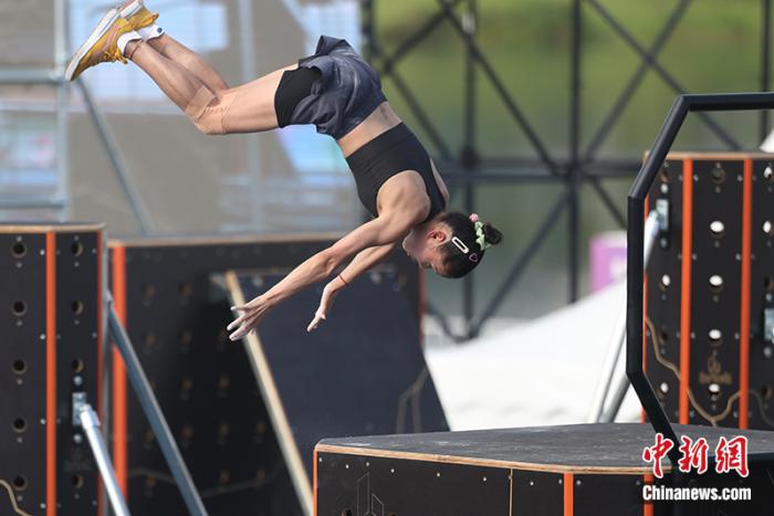 成都世运会跑酷女子自由式决赛中，商春松夺金