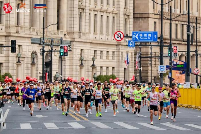 2025上海轮滑马拉松与半程马拉松双赛道竞速，外