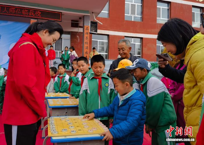 国家象棋集训队走进青海校园 与少年棋手切磋助