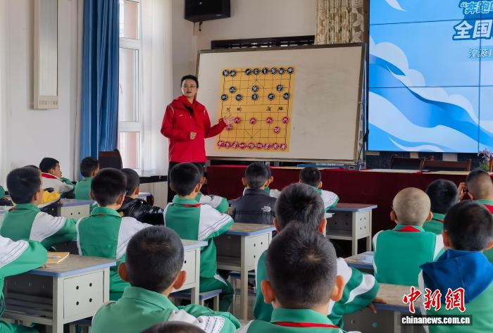 国家象棋集训队走进青海校园 与少年棋手切磋助
