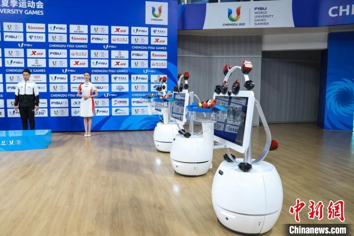 成都大运会“蓉宝”盲盒引爆赛场 精彩川剧变脸