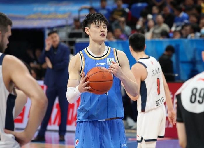 北京男篮主场力克广东 1-0开门红曾凡博爆发助球